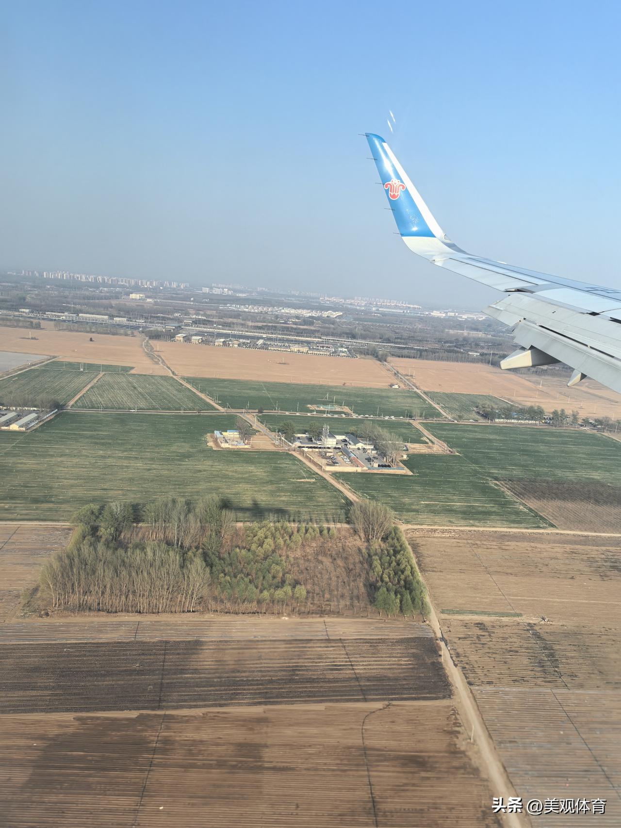 飞机即将降落在北京大兴国际机场。飞机低空飞行了大约10分钟左右降落。