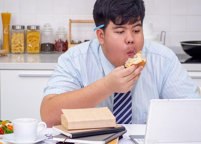 上班胖的真相：压力性进食、报复性熬夜、仪式性奶茶、补偿性懒动——你中了几条？
