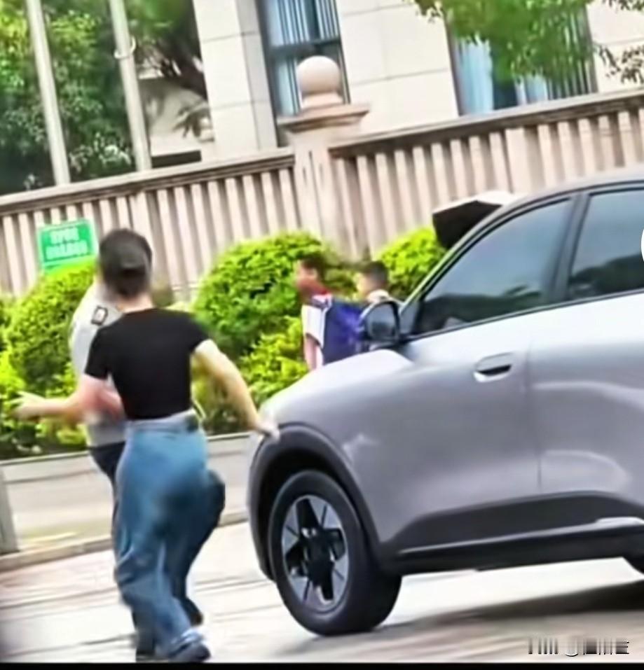 大家今天应该都看到这个视频了吧。
女司机与保安发生口角，自己先上脚去绊保安，结果