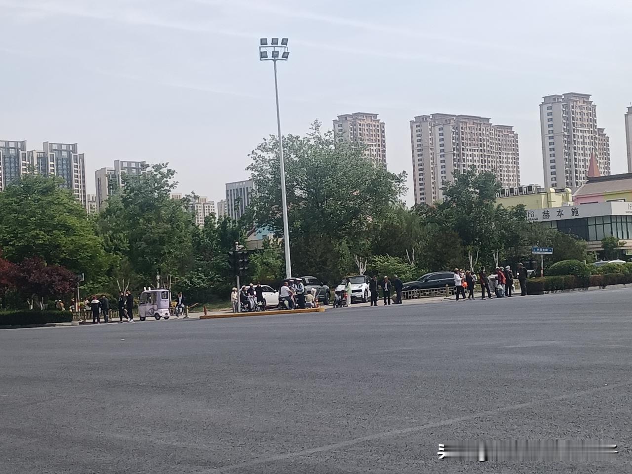 印象济南这个路口貌似开始查小棚子车了，反正交警开走了一辆小棚子[奸笑]

之前只