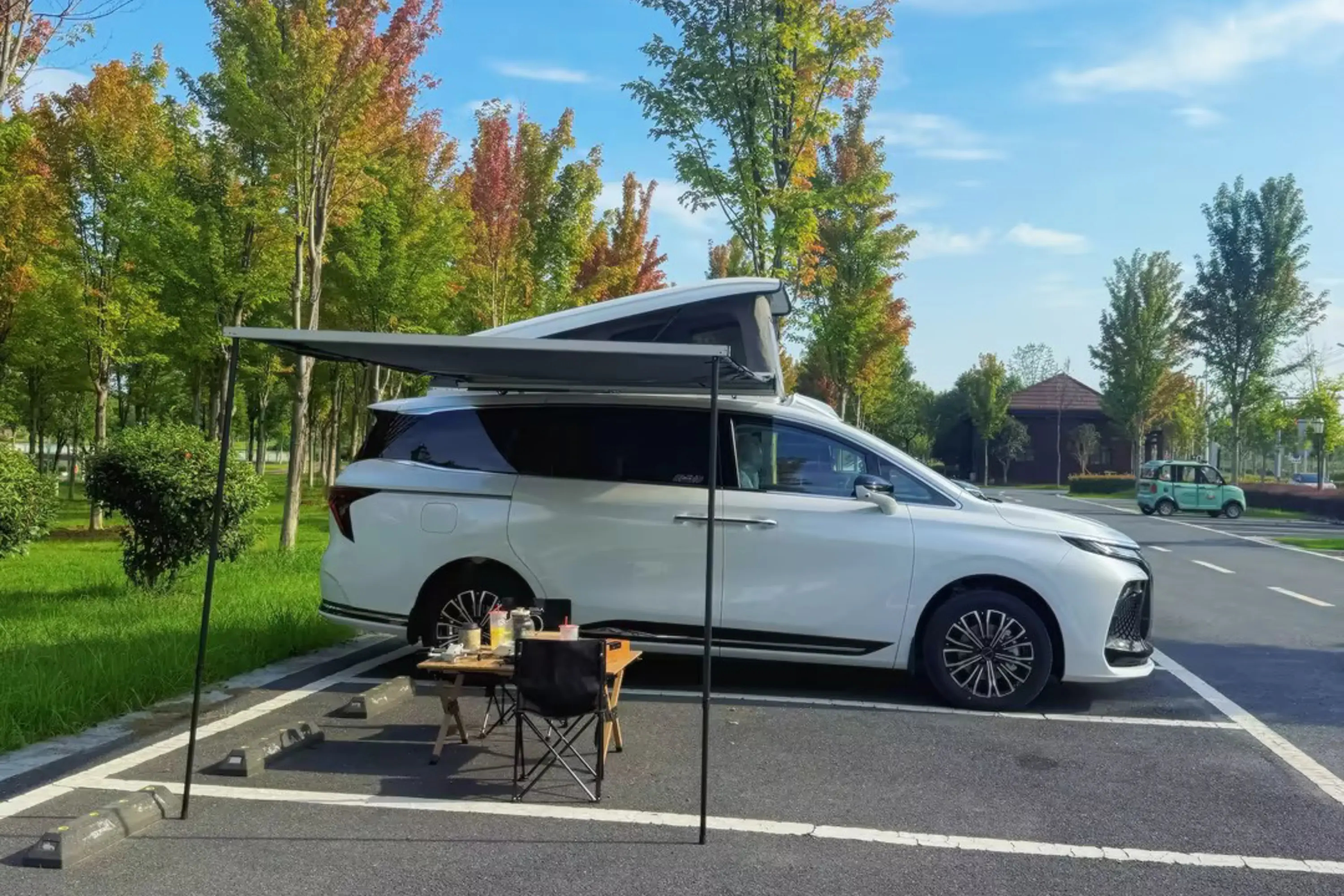 家里开星海V9带娃出行，是真的省心✨二排座椅能横移，方便照顾后座的小孩，侧滑门+