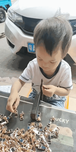 小娃娃自挣奶粉钱。
家庭小作坊，小娃娃只要高兴，就无伤大雅。
有模有样， 将来家