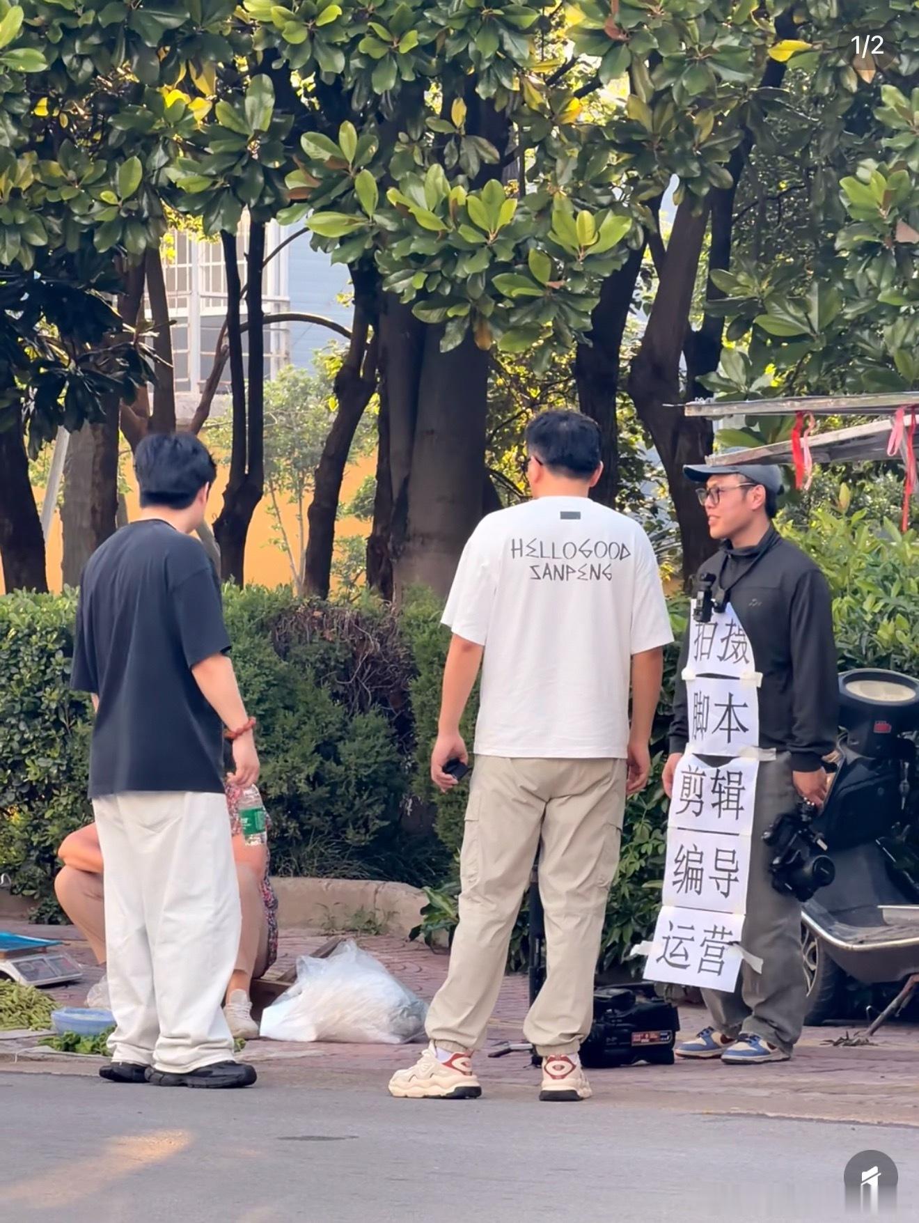 新媒体运营的现状！现在的工作不好找吧？运营都开始摆地摊，抢卖菜老头老太太的生意了