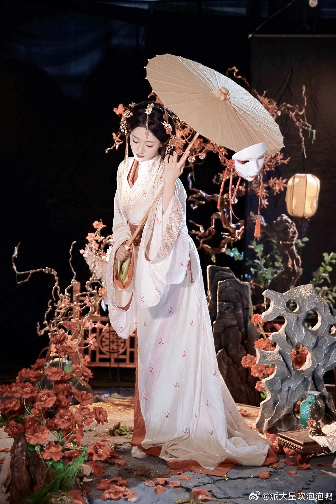 龚俊杨雨潼新剧初见自动响起bgm擦肩而过的对视直接拉满宿命感！龚俊的苏暮雨执伞冷