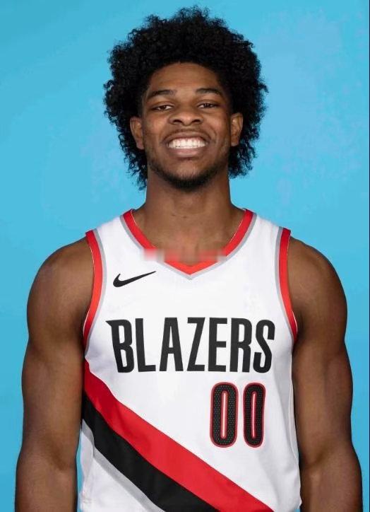 差点忘了他可是文班的同届探花秀呀，22岁亨德森首轮前2场的表现：1、第一场：11