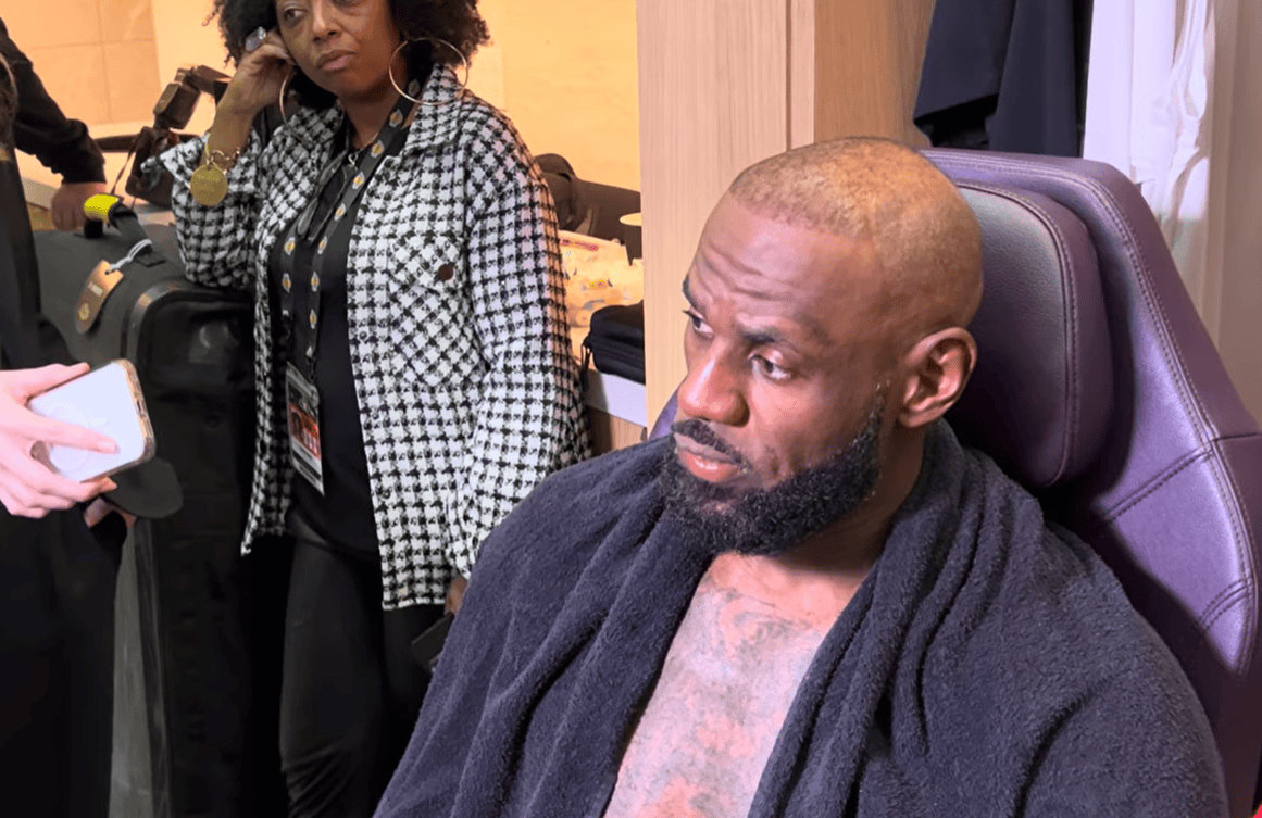 东契奇绝杀球又拒投了赛后谈到今天最后的三分不中的问题时，詹姆斯说：“那是东契奇给