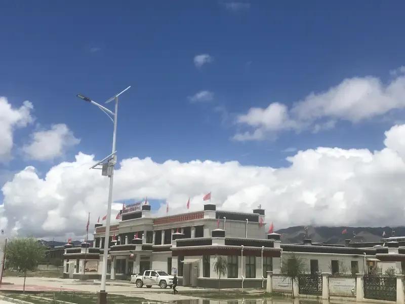 今天和有“援藏”经历的政府机构人员聊天，他烟瘾大。他说当年去林芝地区的一些地方，
