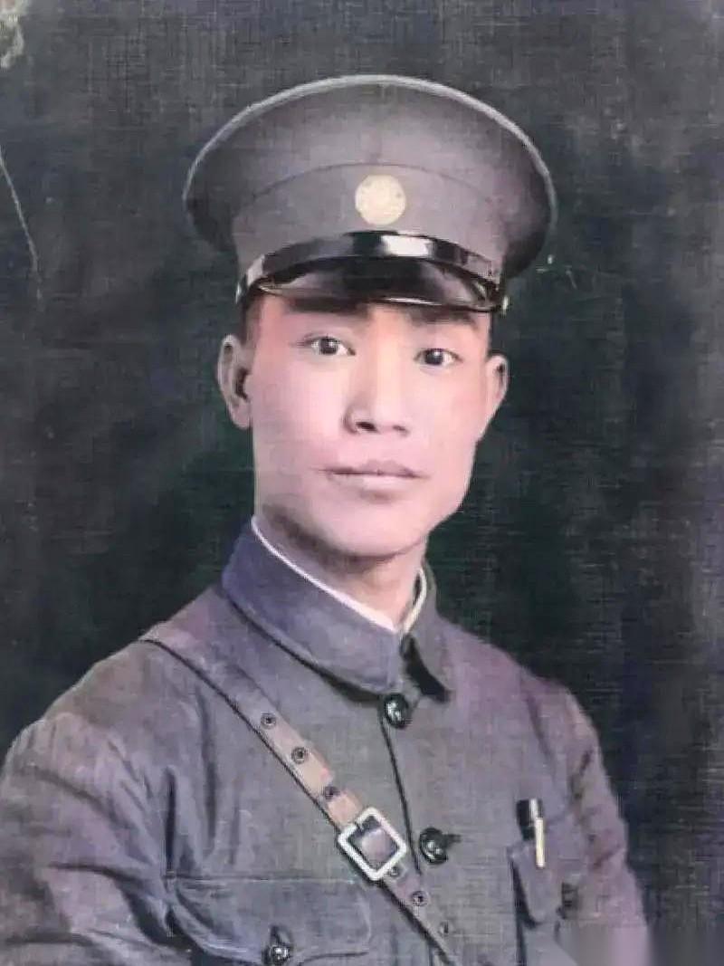 孟良崮惨败，汤恩伯的第一兵团司令官位置空了出来。
陈诚的头号大将胡琏，低着头，给