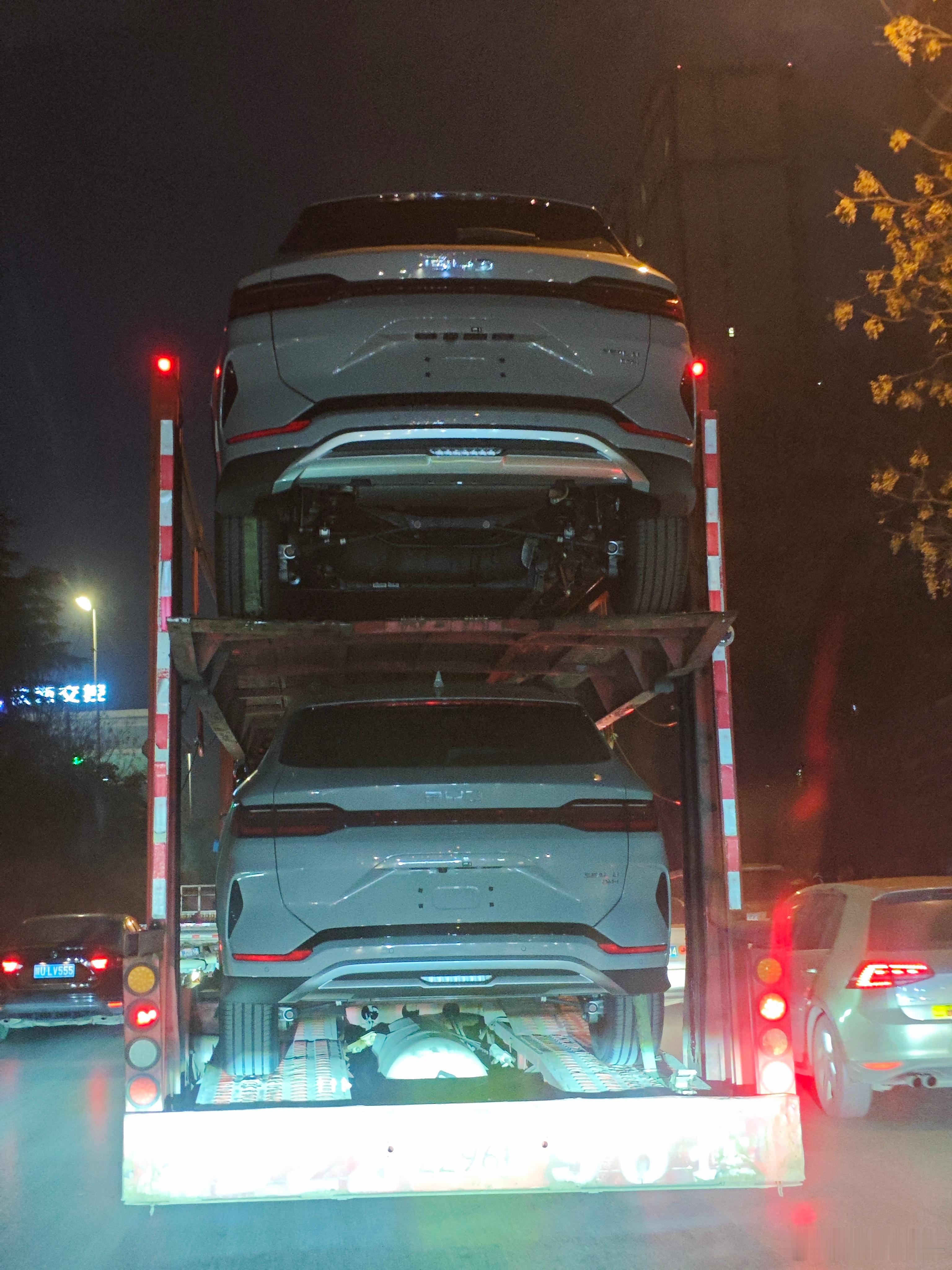 比亚迪出口版宋Plus（Seal U），这个角度能看清悬架，非常精致。比亚迪