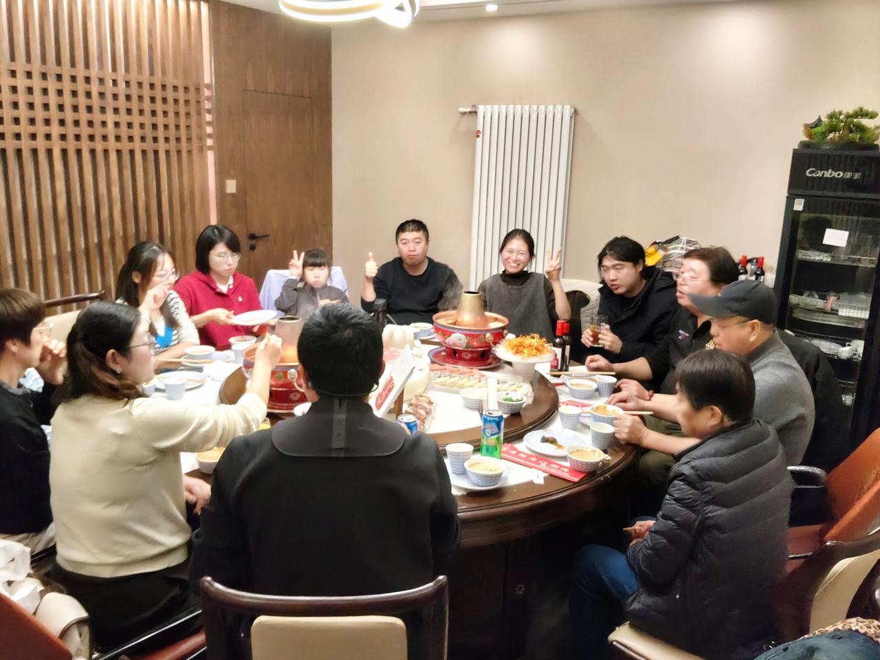 全家相聚
侄子侄媳邀请全家，今天晚上在六里桥南门涮肉聚餐。感谢全家人一年来对我哥