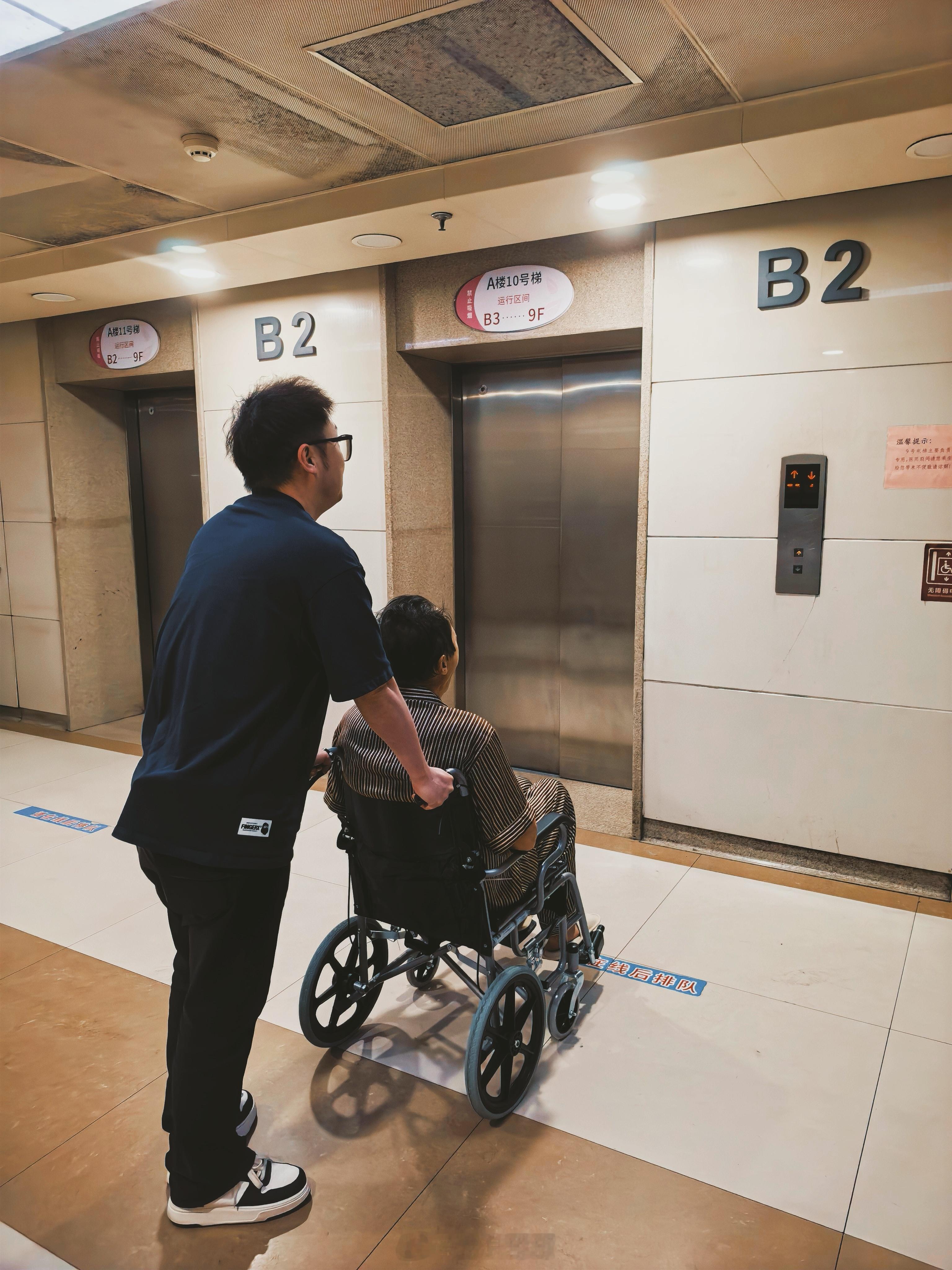 您养我长大，我给您养老；还记得小时候看病都是爸妈带着咱们，现在他们老了，别嫌父母