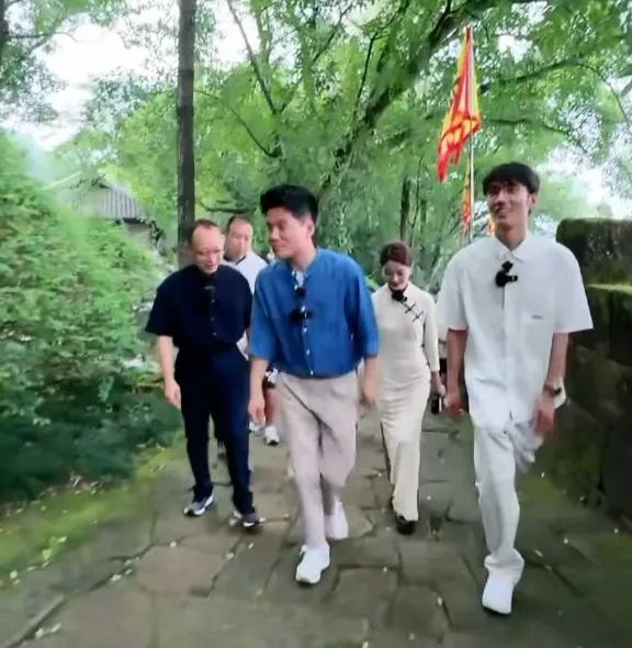 万万没想到！董宇辉的外甥女竟然如此贴心！今天，董老师游览钓鱼城，正当摄影镜头对准