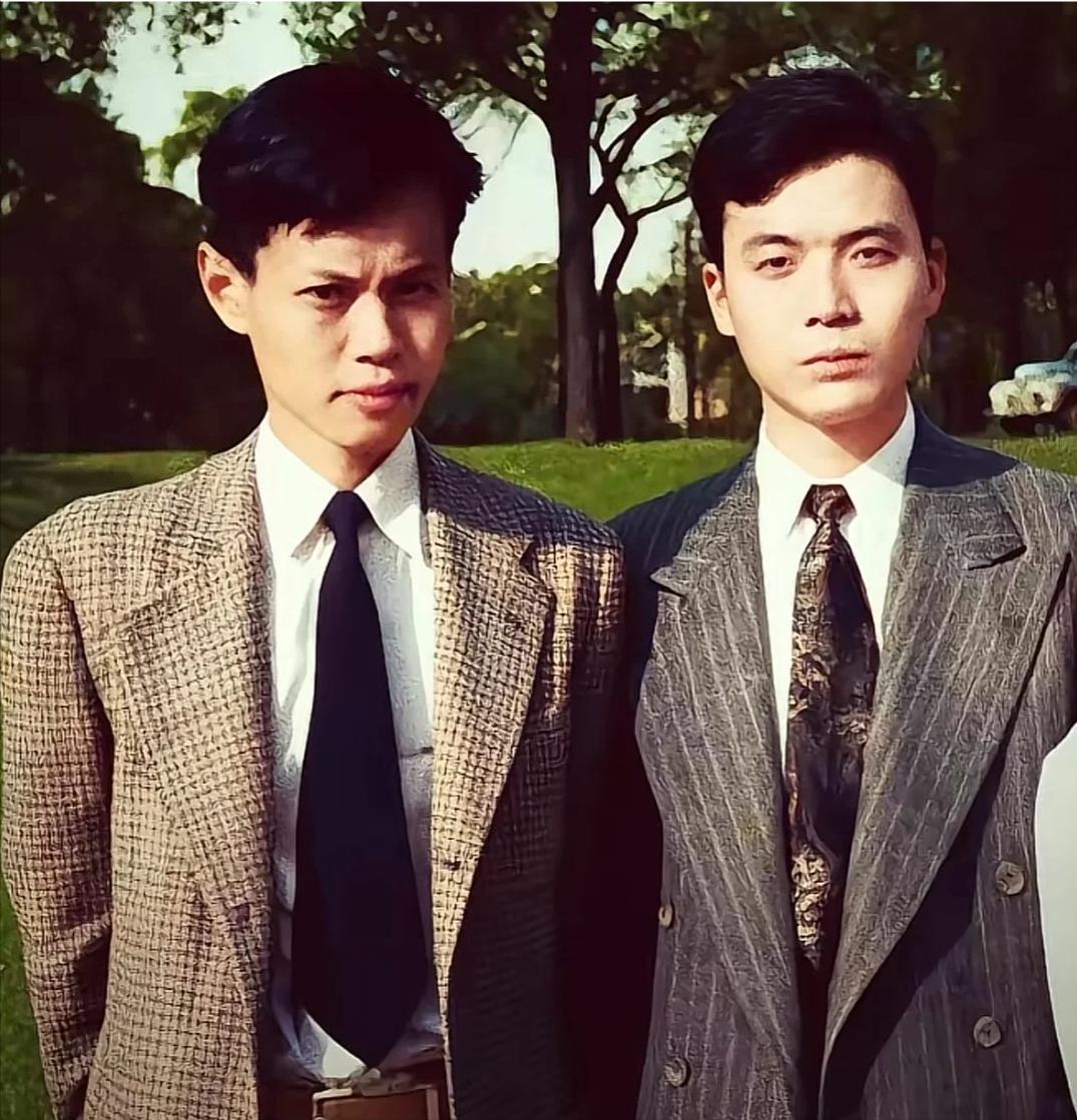 这是杨振宁和邓稼先年轻时的真实合影，并非演员扮演，货真价实的照片。

这是拍摄于