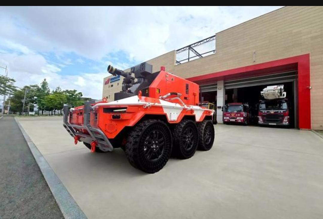 韩国消防部门获现代汽车集团捐赠的四台无人消防机器人，用于高危火场先期处置与侦察。