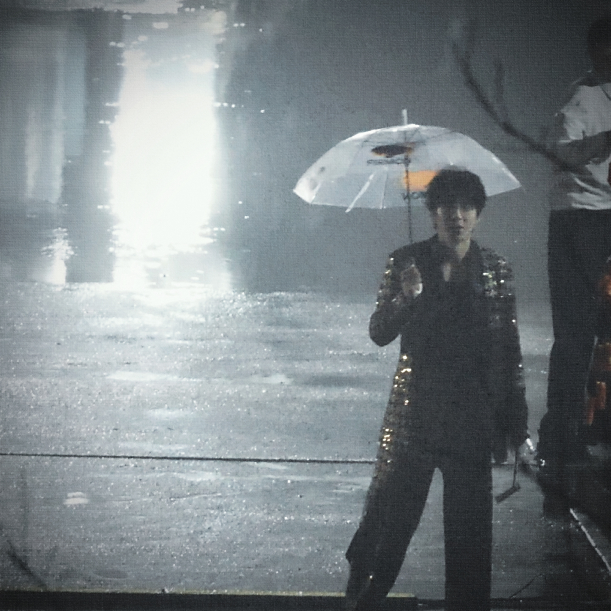 摩登兄弟刘宇宁  雨很大。他在那裡——我還是走過去了。 🖤刘宇宁