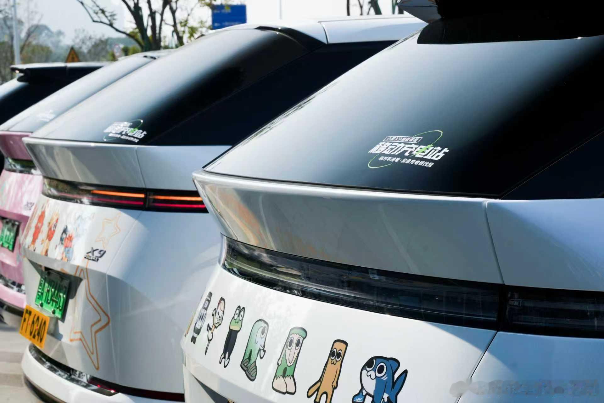 这个好玩，路上看到小鹏X9就招手吧！前几天发布会上说的小鹏X9超级增程移动充电站