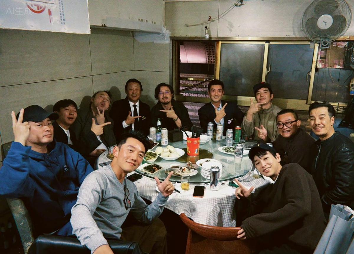 郑恺一发照片，整个上戏04级炸了。
雷佳音、王传君、陈赫、金世佳、彭昱畅，全来了