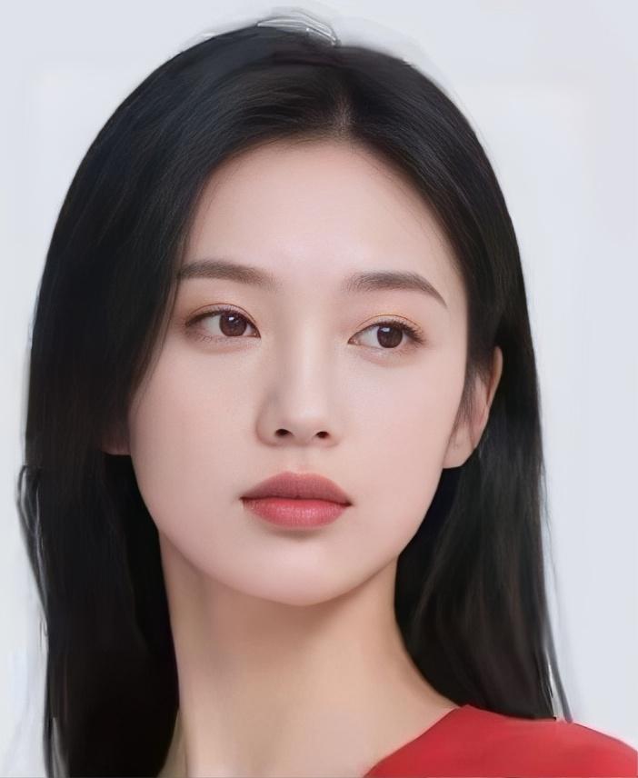 眉眼自带一份清纯，气质温婉雅致。不刻意张扬，自带淡淡的温婉气韵，干净舒服，越看越