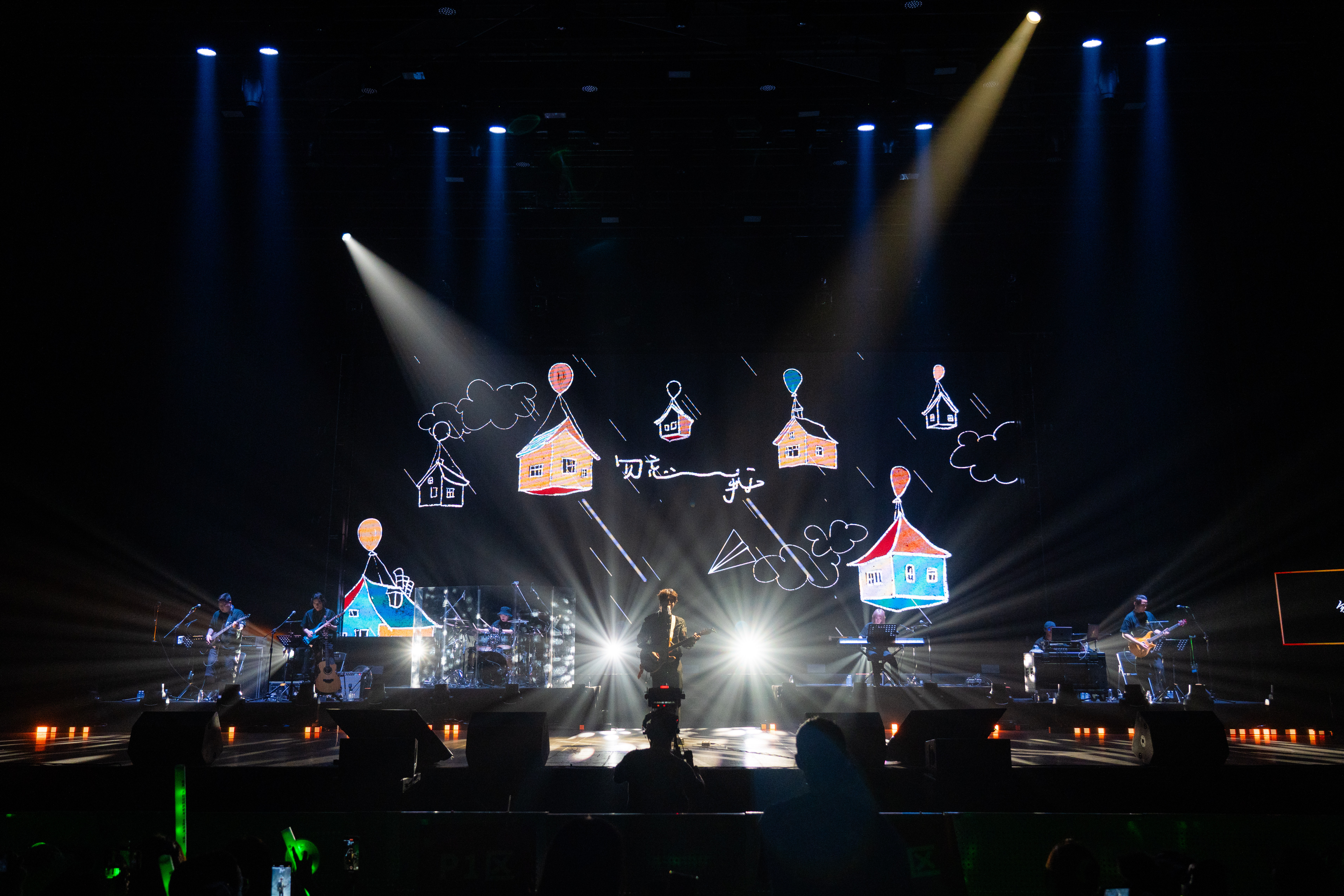 #陆虎巡演首站南京# 谁还不知道来南京开演唱会了！现场的氛围也太好了吧，不仅歌好