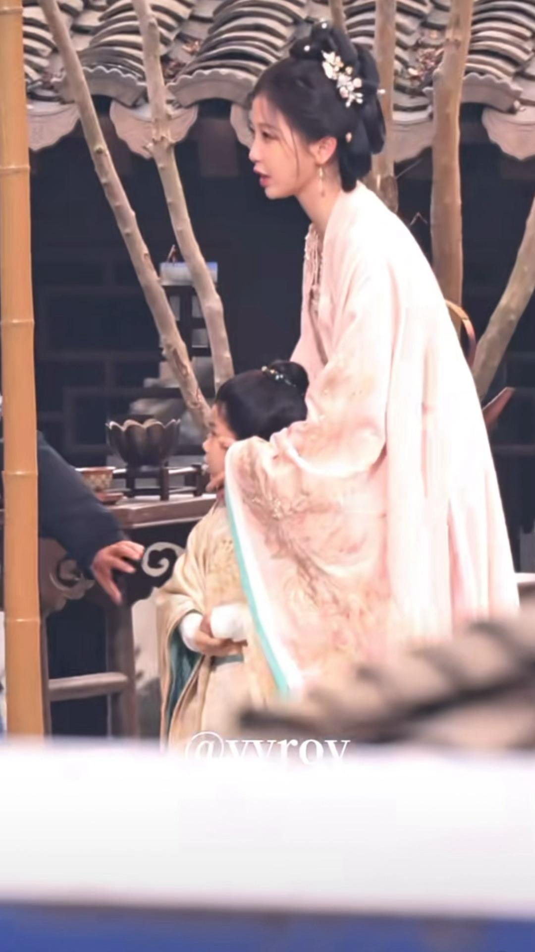 等我小了我也要主母大人托我的脸虞书欣云初令托小孩脸路透