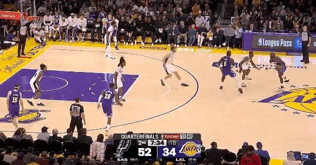 连突内线！今天詹姆斯拼老命了！
在今天NBA季中锦标赛湖人对阵马刺的第二节比赛中