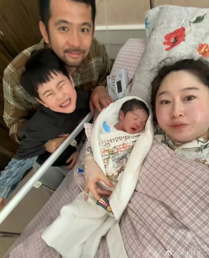 马立奥有妹妹了真的恭喜了～全网都在为马里奥一家开心一家四口，儿女双全马立奥有妹妹