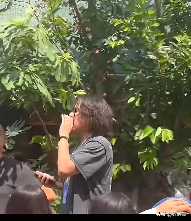 这次球迷齐聚上海，很多人称之为“白月光回国”！
安踏工作人员也多次告知，没有公开