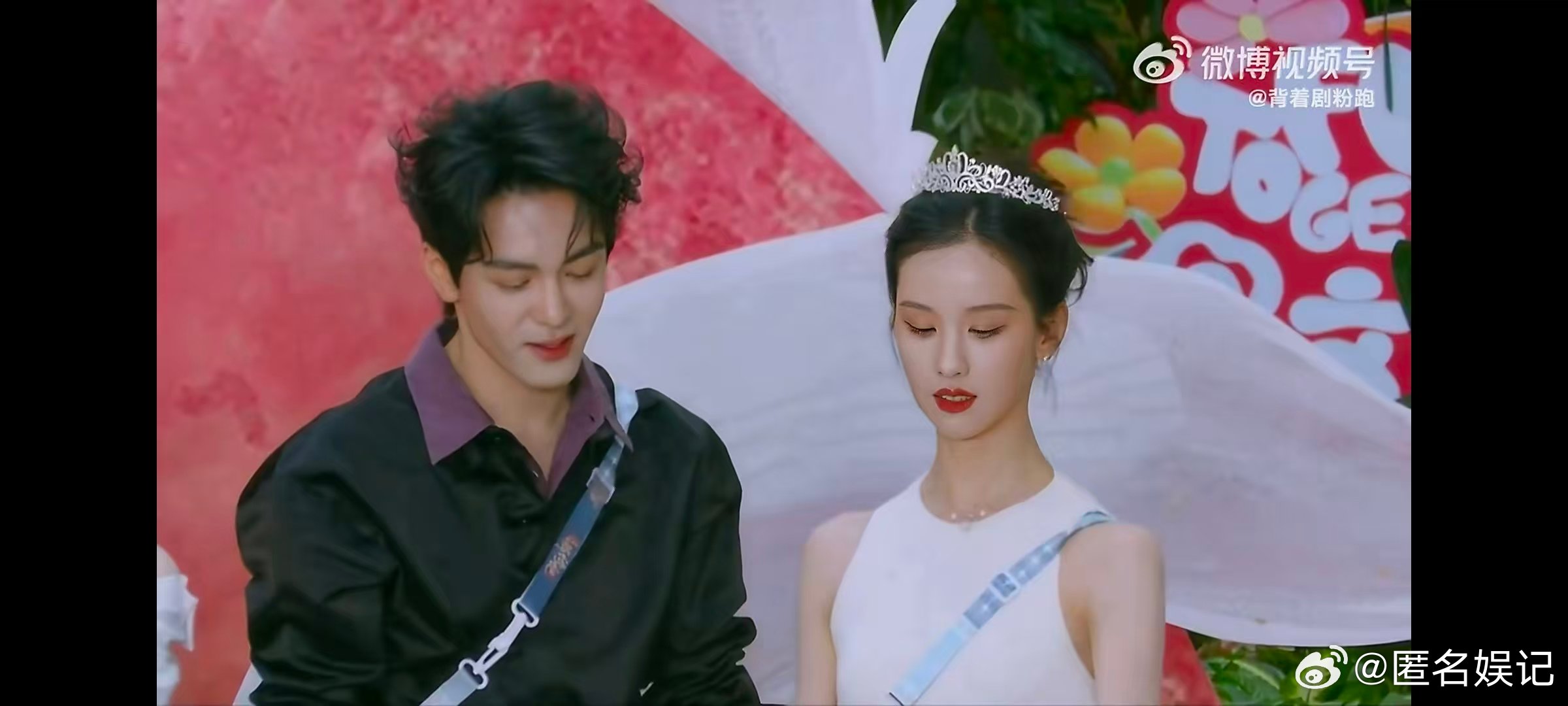 曾舜晞给陈都灵戴头纱曾舜晞给陈都灵戴皇冠亲手为她戴上头纱，还调皮想一起钻进去，曾