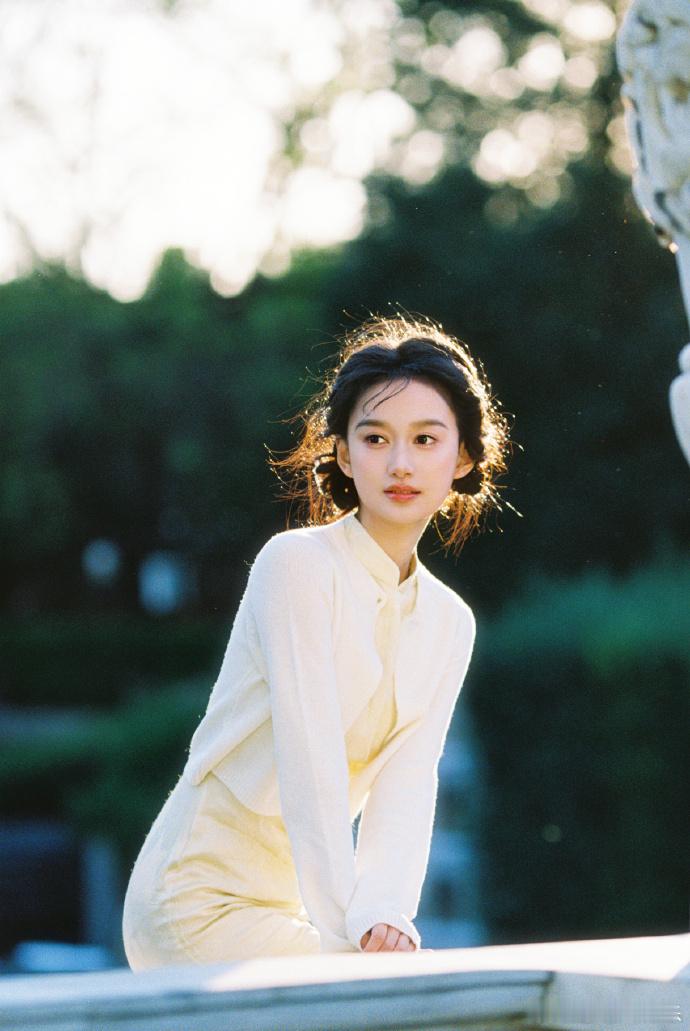 夏梦扑面而来的清新感 夏梦的清新感太绝了，独有的清爽气质直击人心，干干净净的模样