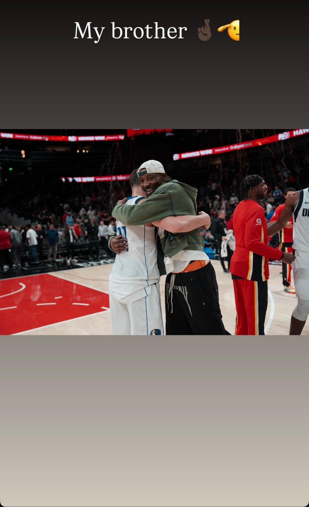 老鹰前锋库明加更新动态晒出与克莱汤普森的拥抱照并配文：我的兄弟🤞🏿🫡 