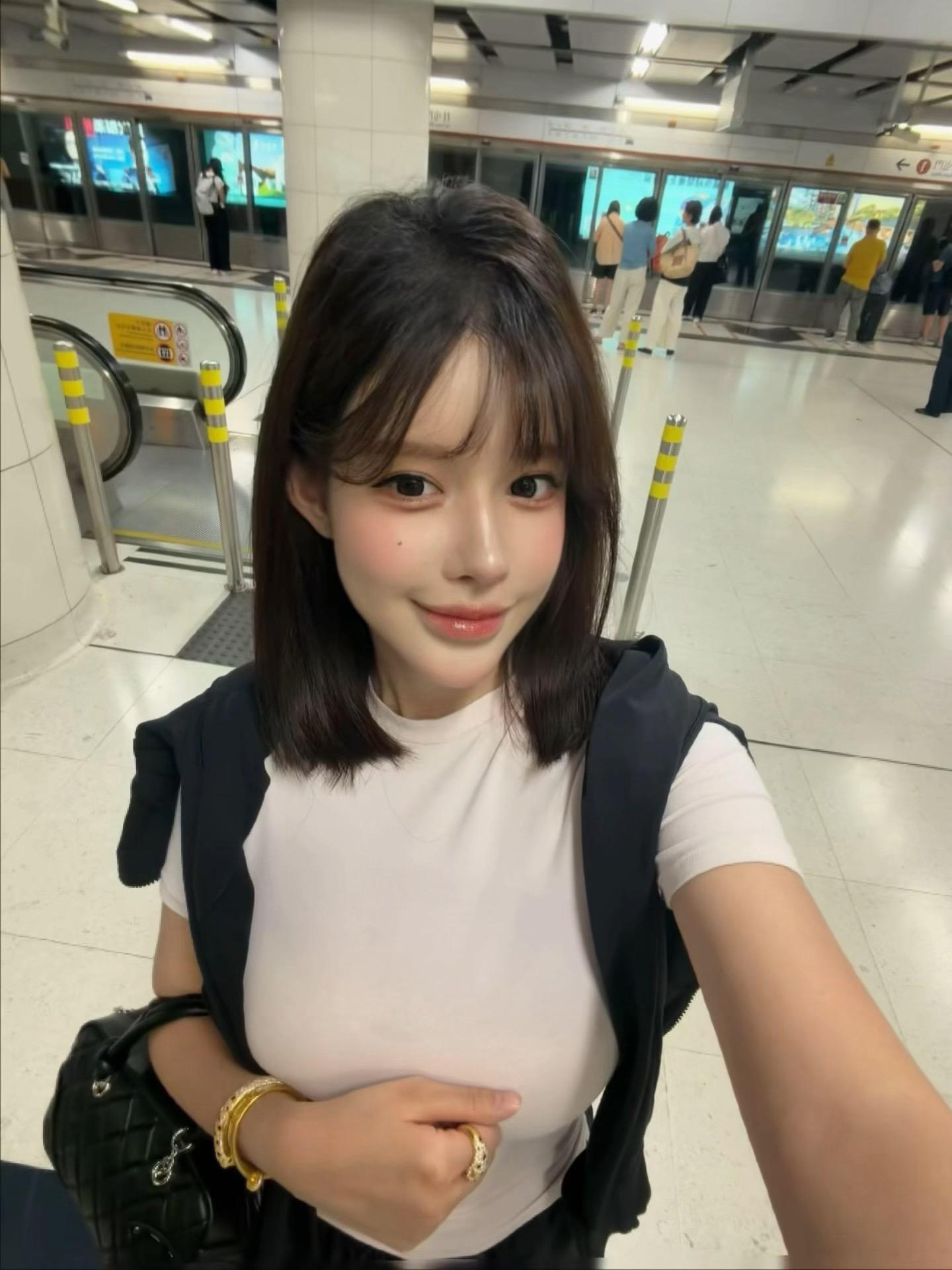 能来接我吗 下大雨了 我的洞洞鞋沾水了会吱吱叫