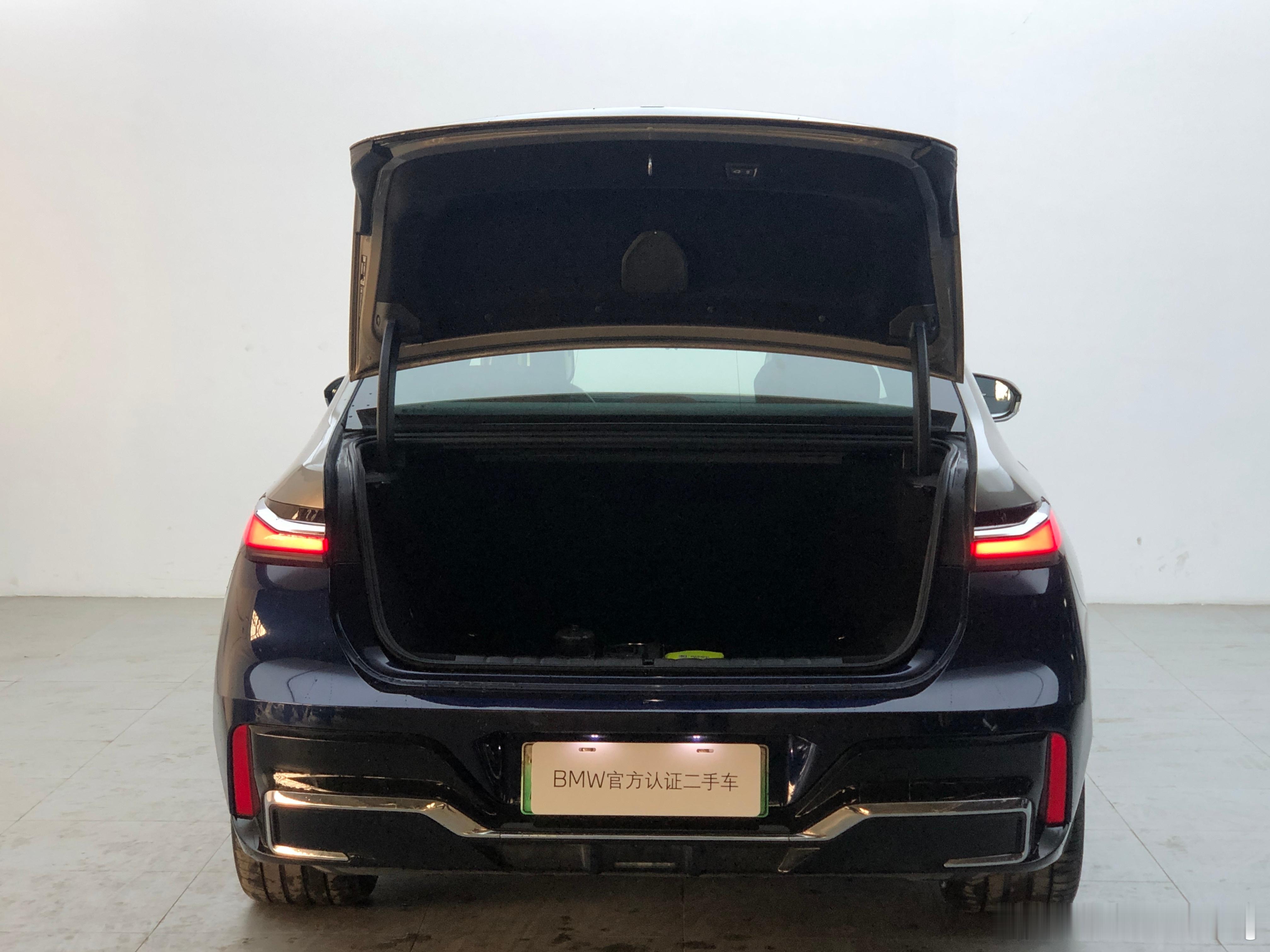 宝马i7 M70 xDrive 生产日期：2023/9/1上牌：2024/1/1