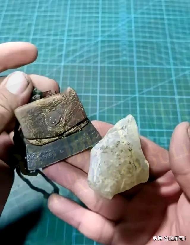 农村的老物件你还认识吗?
掌心两件旧物，一铁一石相伴多年。铁器覆满岁月包浆，石质