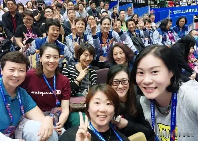 中国女排三代冠军同框！
中国女排第一代冠军是上世纪八十年代初夺得的“五连冠”，第