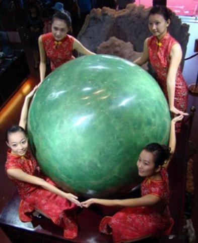 2003年，陕西的男子赵社良凭一己之力，挖出了重达6吨的夜明珠。有专家曾给它估值