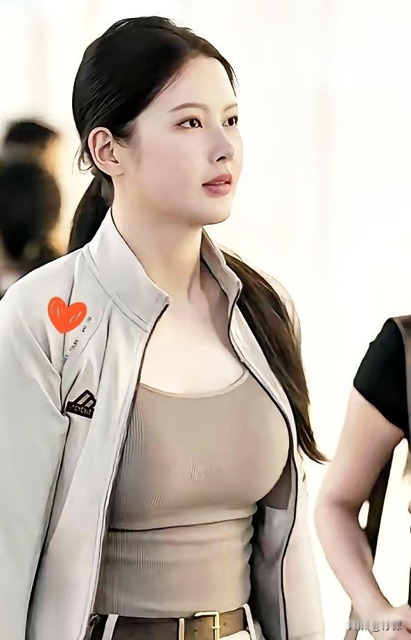 网传王思聪追了杜芊逸六年，
这事儿热度居高不下。杜芊逸没网红脸，不博眼球，却凭“