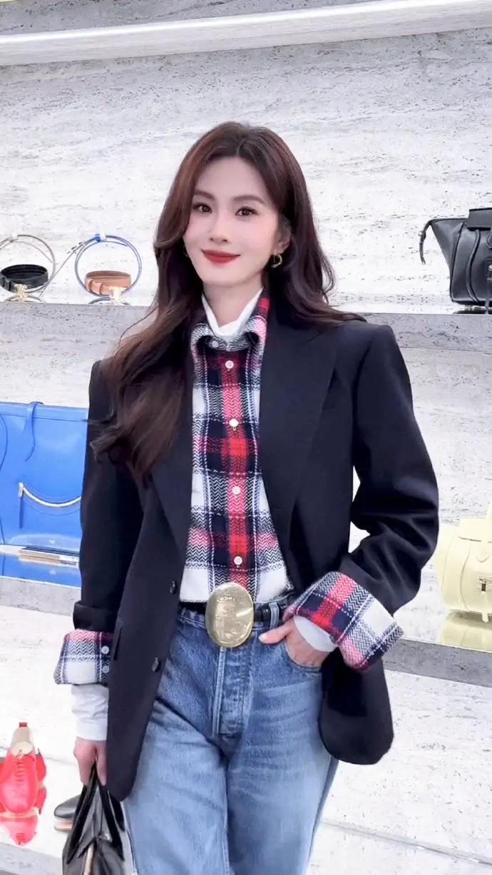 这是刘诗诗？怎么变成这样子了，她经历了什么？

近日，38岁刘诗诗现身上海某商场