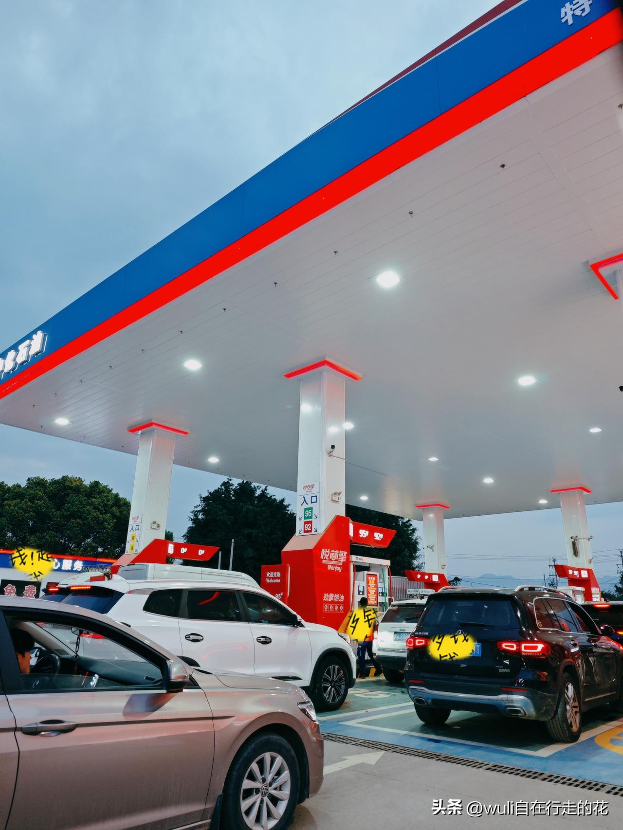 福州的美景分享今晚各大加油站加油的队伍应该都会很长很长吧[笑哭][笑哭][笑哭]