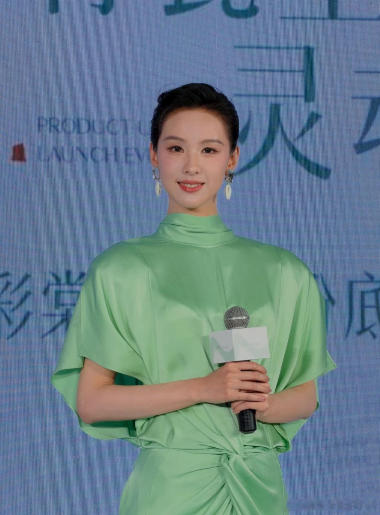 赵露思陈都灵今日线下活动生图状态 