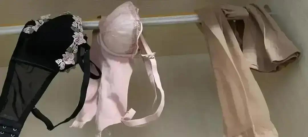 无痕内衣卖疯了！
 
2023年订单暴涨28%，18-25岁女生贡献六成多。她们