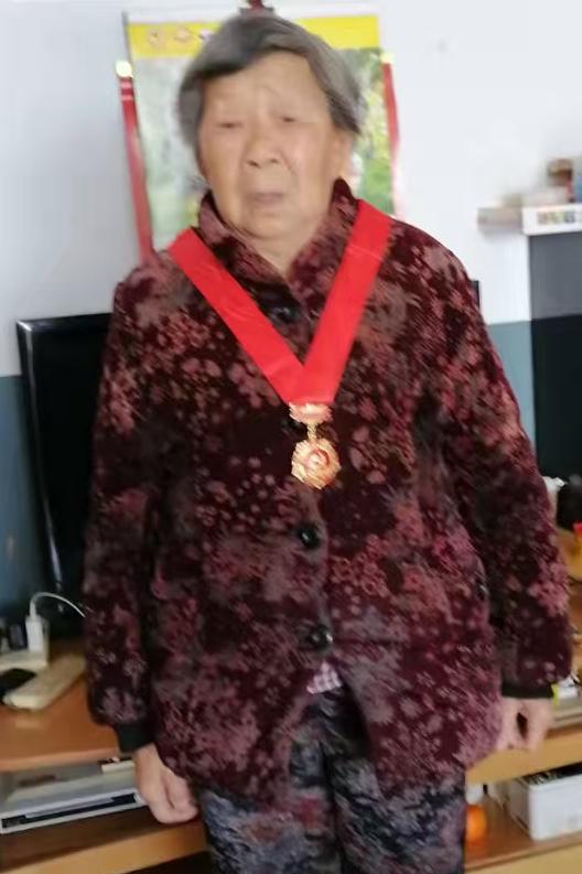 平台邀请新的一年最想陪的人是谁？我想说的是最想陪的人是我的老母亲！我的母亲是一个