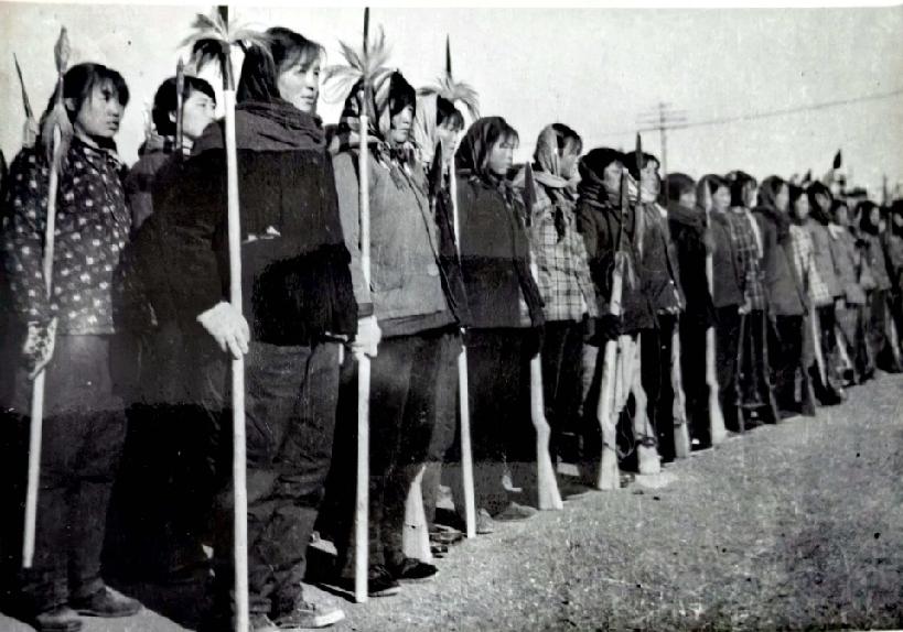 50～60年代，新疆昌吉自治州女民兵，传承赤卫队精神，自制红缨枪。