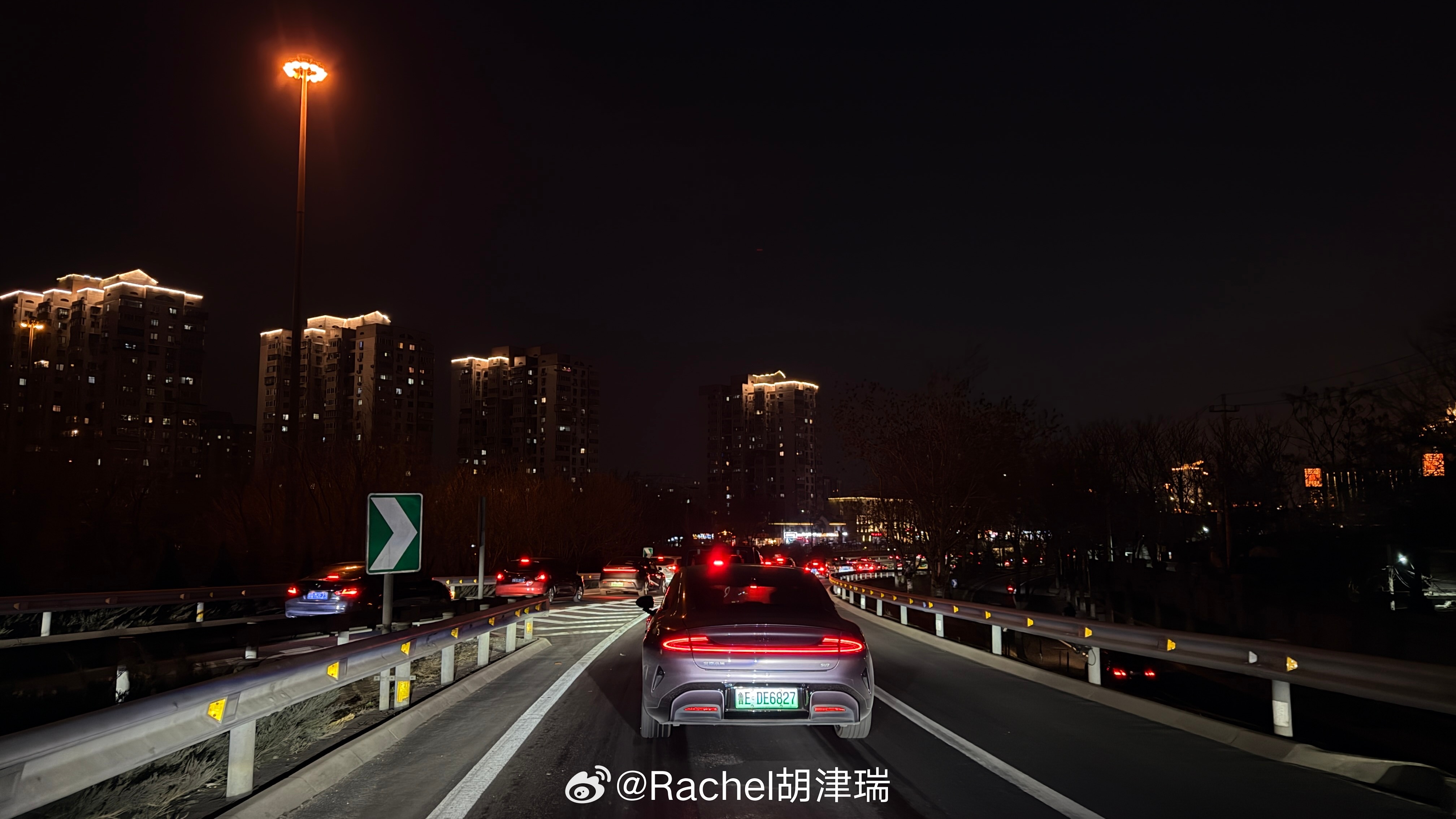 美股三大股指期货突然拉升从没觉得堵车的红这么耀眼 一片红送给大家