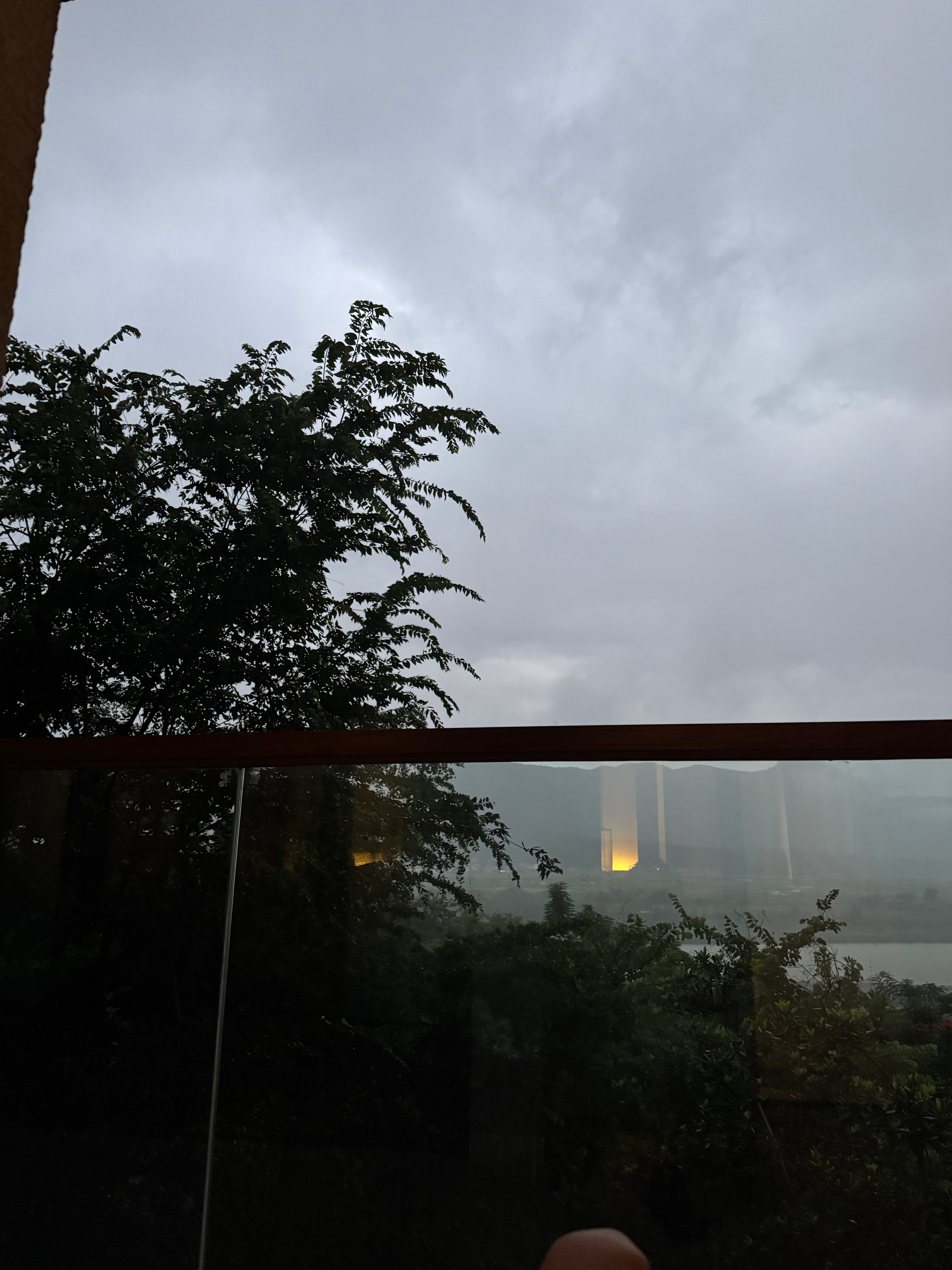 大早上的，天漏了啊！这么大的雨，别有一番风情。饿死了。云南这里比较悠闲，餐厅八点