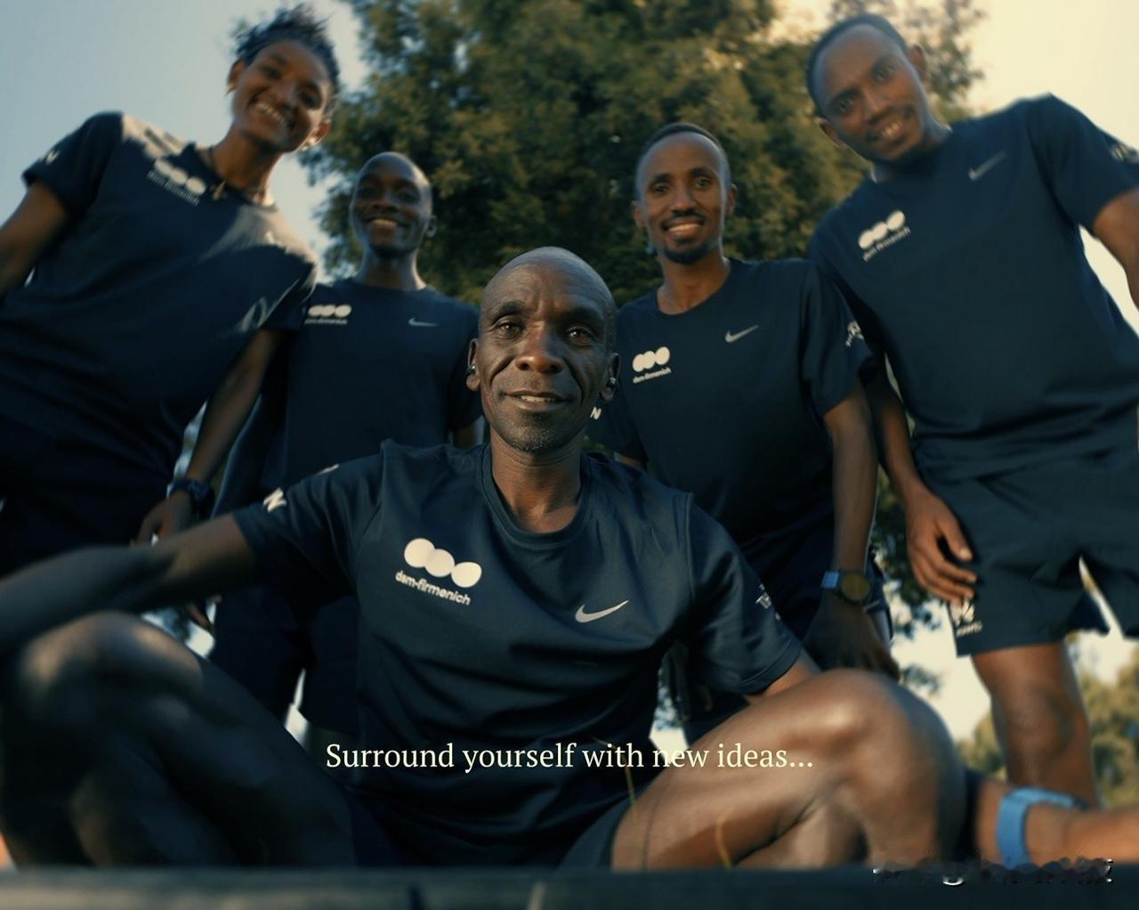 看到基普乔格（EK）和他所在的“地表最强跑团”官宣新伙伴，镜头里他手腕上的华为智