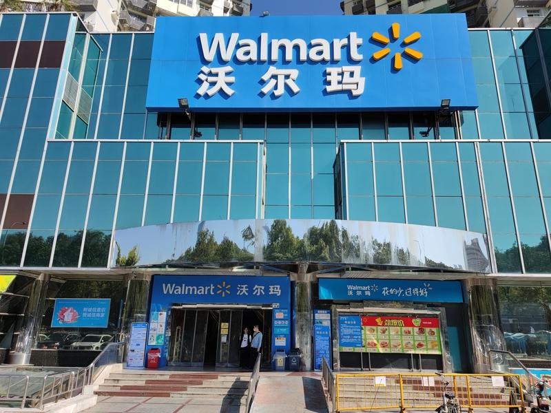 最近西红柿价格飙升，多地零售价突破10元/斤。沃尔玛一份约550g的自然熟番茄标