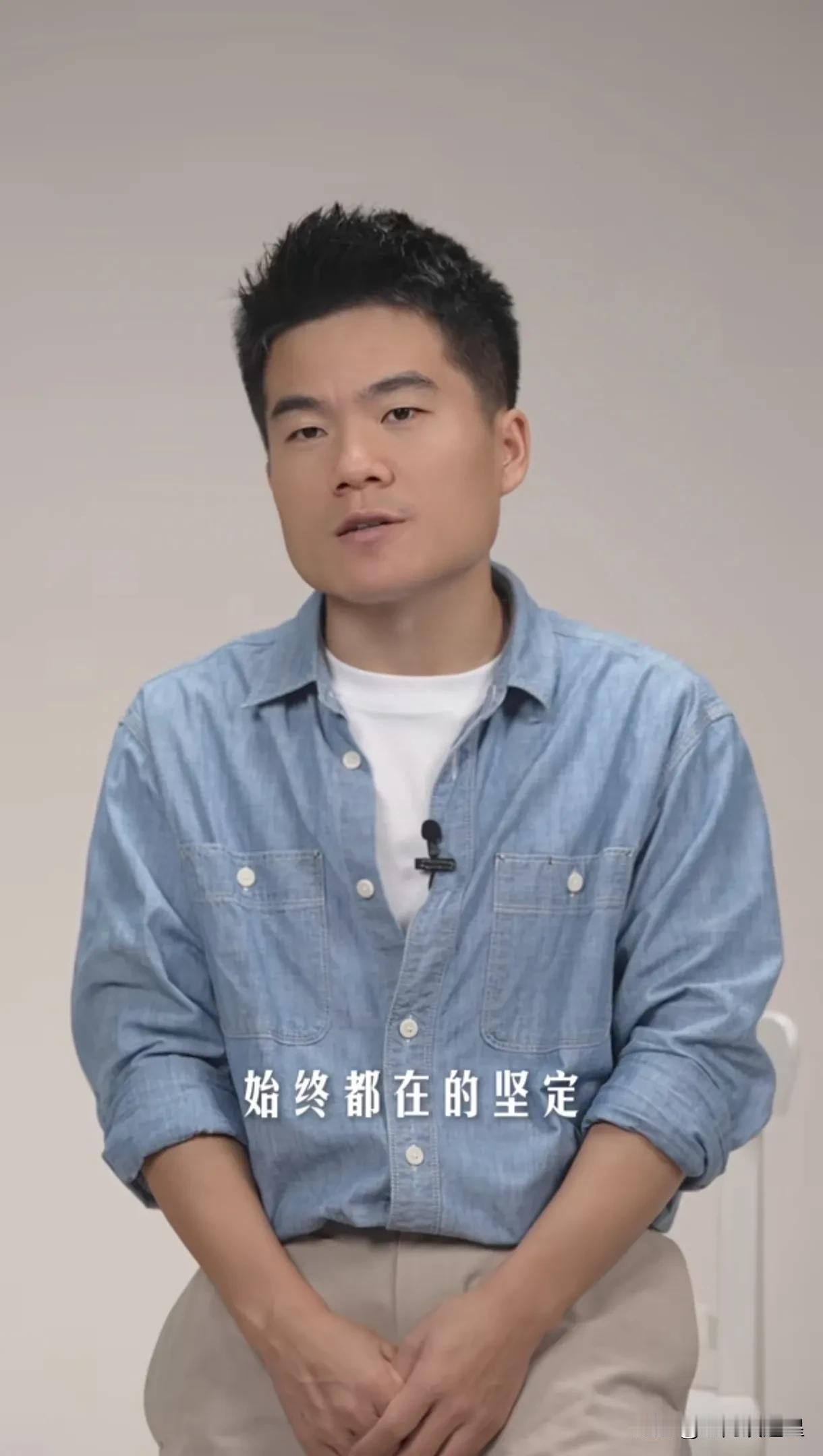 与辉同行9位主播
给极狐汽车代言[赞]
董老师专门为极狐拍了一条视频
时间过得太