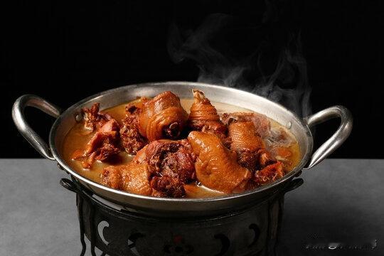 炖柴鸡讲究慢火出香，不用复杂调料。柴鸡剁块冷水下锅焯水，撇去浮沫洗净。锅里放少许