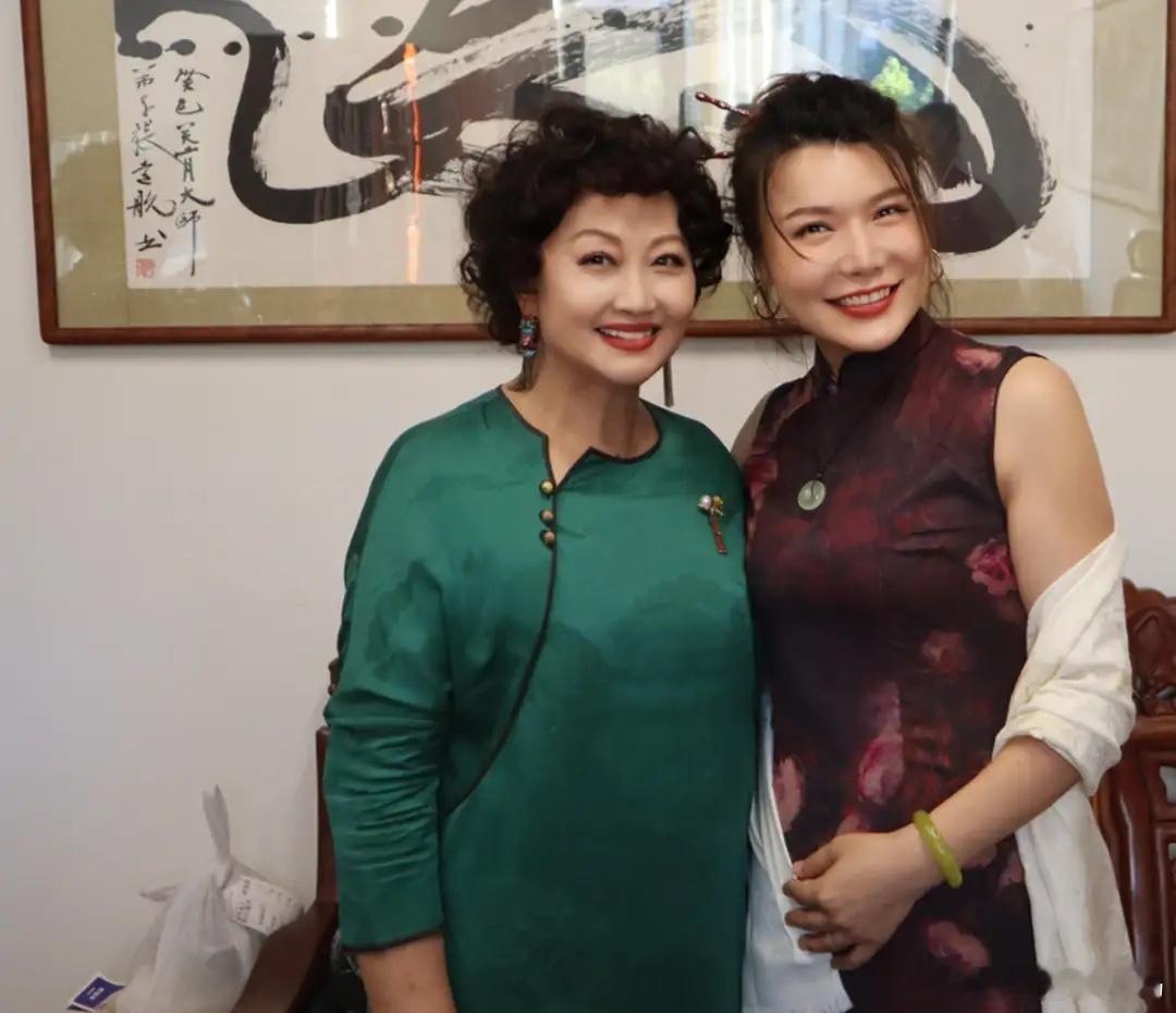 70岁徐松子坐地铁被偶遇，离婚13年没再婚也没孩子，状态很不错！ 