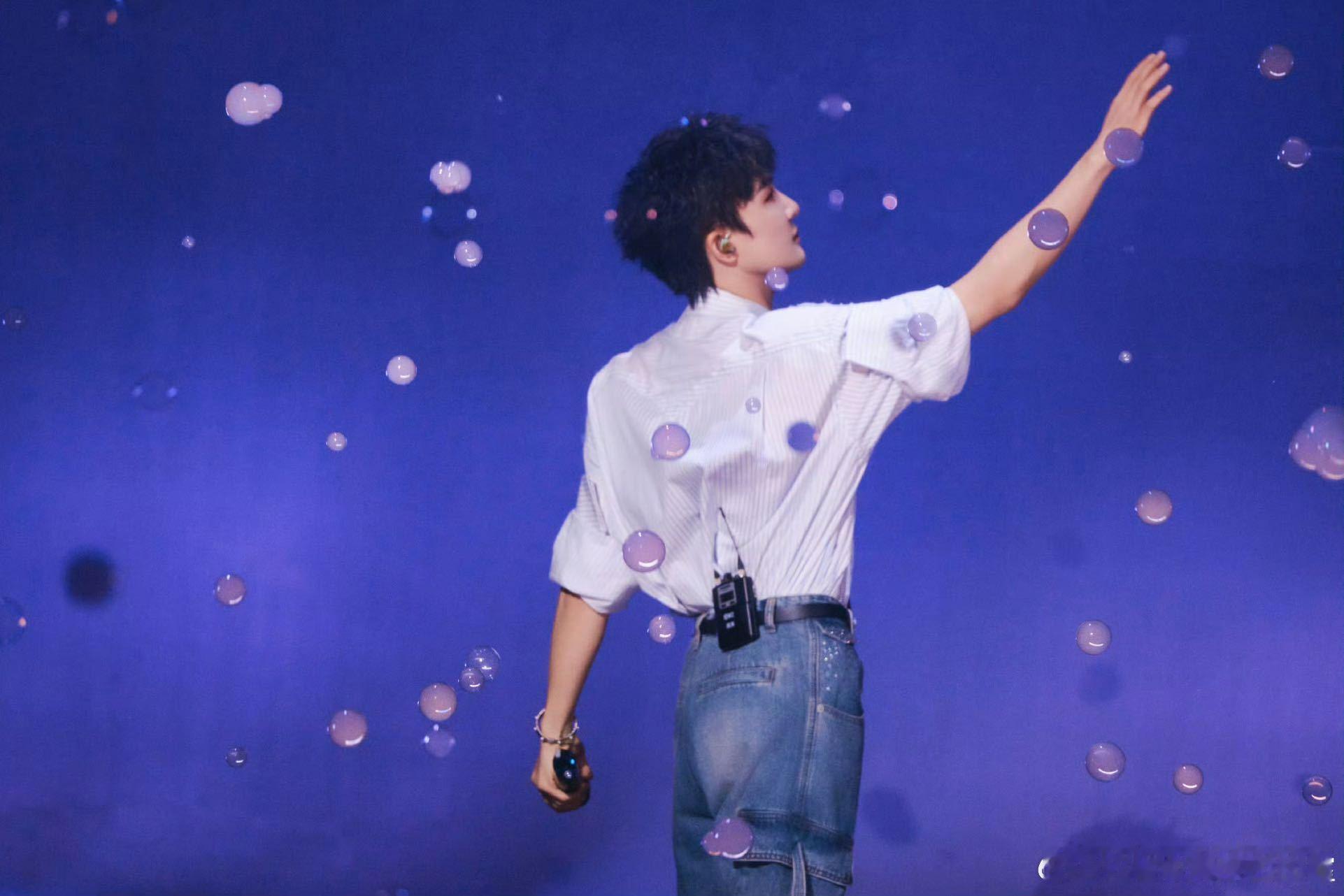 刷到网友剪辑的名场面合集，周深爬出两里地了音乐缘计划 周深匍匐爬行那段太经典，连